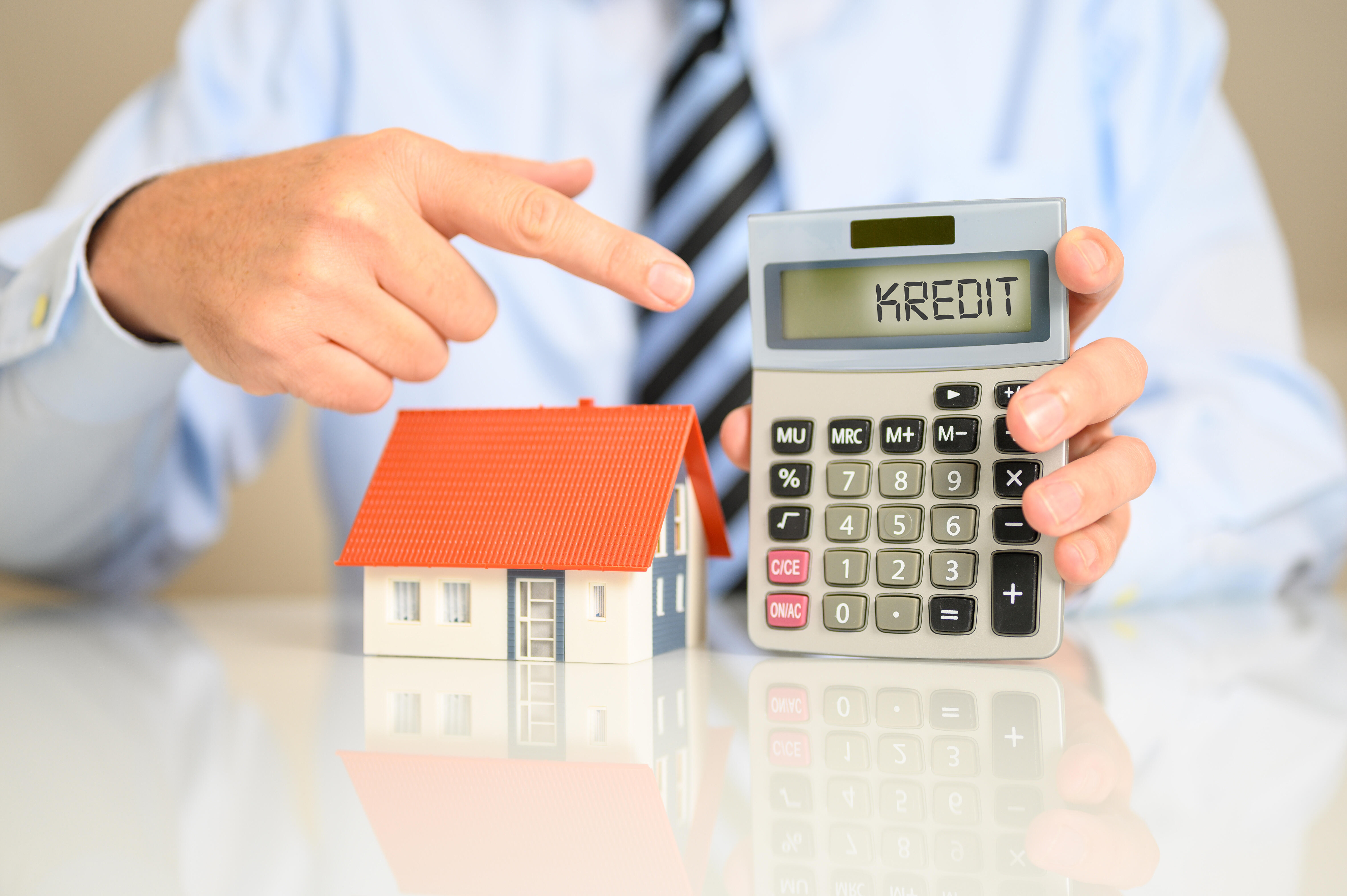 Hauskredit umschulden  Taschenrechner zeigt Kredit