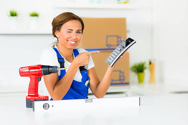 Eigenleistung Aufstellung Bild mit Handwerkerin