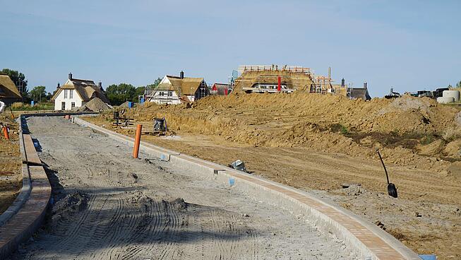 Das Bild zeigt das ehemalige Baugebiet in Parow bei Stralsund. Alle Häuser sind fertig gestellt und befinden sich in einer ruhigen Lage rund 200 m vom Strand am Strelasund entfernt. Parow