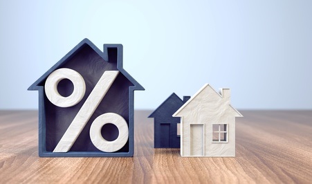 Zwei Häuser mit Zinszeichen Prozent